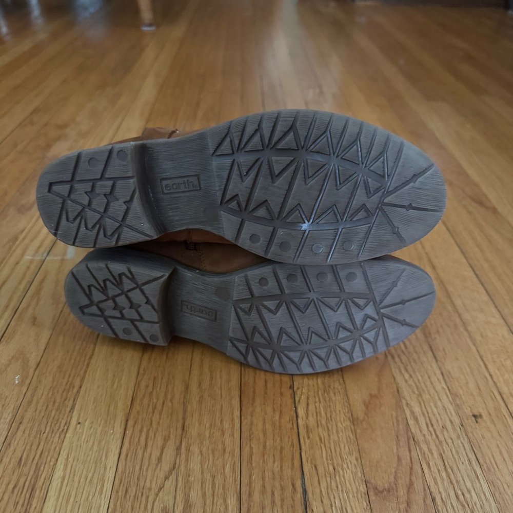 Earth Leather Ankle Boot - Picture 5 of 9
